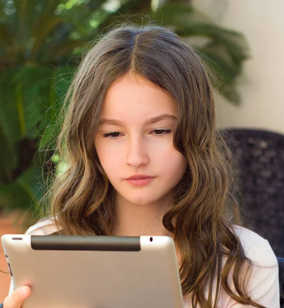 Teen Girl Using Laptop Surfing Internet Doing Homework Studying — Stock Photo, Image