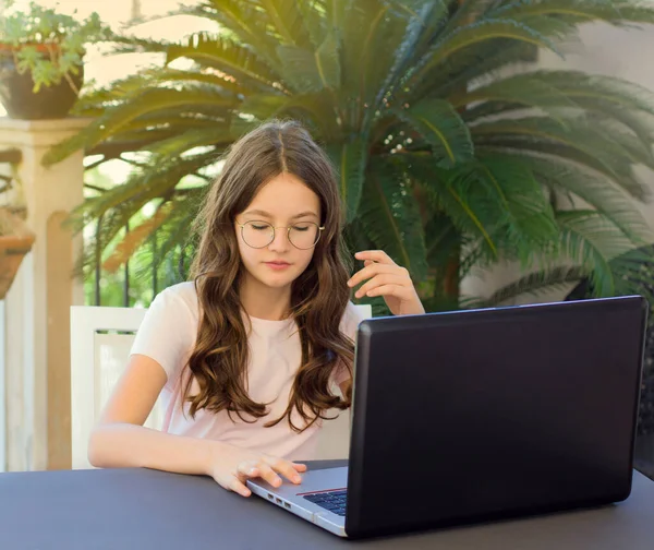 Teen Girl Using Laptop Surfing Internet Doing Homework Studying — Stock Photo, Image