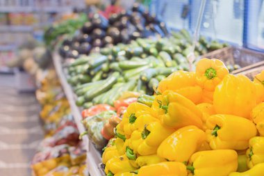 Süpermarkette taze portakallar. Sağlıklı gıda kavramı, biyoloji, vejetaryen, diyet.