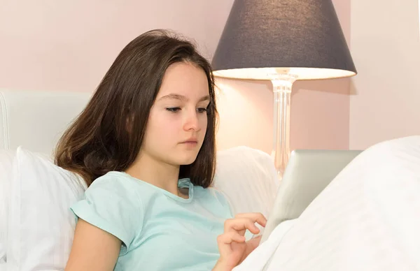 Beautiful Teenage Girl Looking Using Tablet While Lying Comfort Bed — Stock Photo, Image