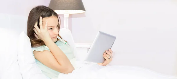 Mooie Tiener Meisje Kijken Het Gebruik Van Tablet Terwijl Liggend — Stockfoto