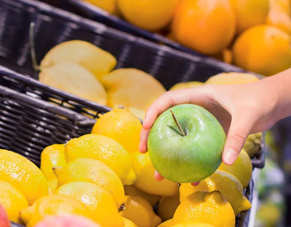 Kobieta Wybiera Jabłko Supermarkecie Pojęcie Zdrowej Żywności Bio Wegetariańskie Dieta — Zdjęcie stockowe