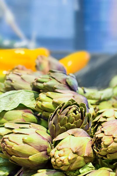 Свіжі Артишоки Супермаркеті Концепція Здорової Їжі Біо Вегетаріанська Дієта — стокове фото