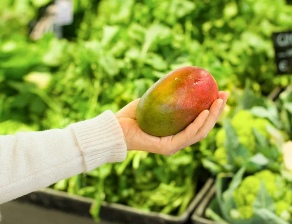 Жіноча Рука Вибирає Манго Супермаркеті Концепція Здорової Їжі Біо Вегетаріанська — стокове фото