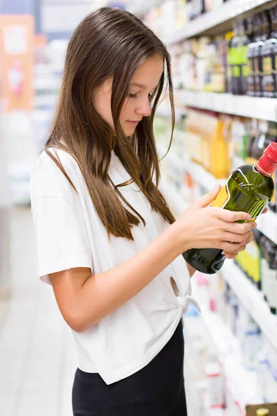 Teen Girl Shopping Supermercado Lendo Informações Produto Escolhendo Produto Diário — Fotografia de Stock