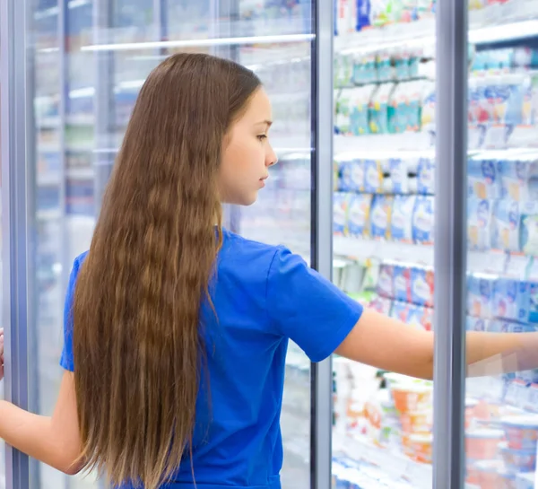 Teen Girl Shopping Supermercado Lendo Informações Produto Escolhendo Produto Diário — Fotografia de Stock