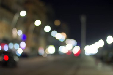 Bokeh Bulanık Şehrinde aydınlık bir gece. Mavi siyah odak parlaklığı.