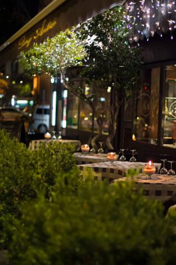 Geceleri romantik restoranlar.