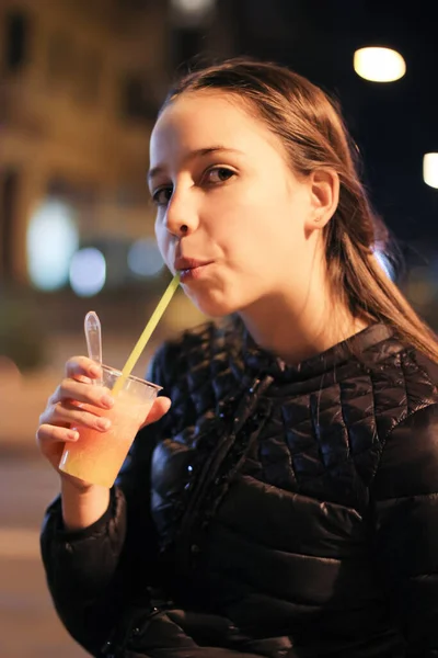 Una Bella Ragazza Che Beve Succo Fresco — Foto Stock