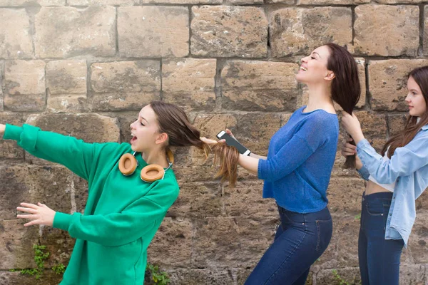Дівчата Підлітки Мати Розважаються Старій Цегляній Стіні Фоні — стокове фото