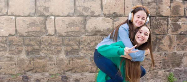 Teen Mädchen Haben Spaß Bei Alt Ziegelwand Hintergrund — Stockfoto