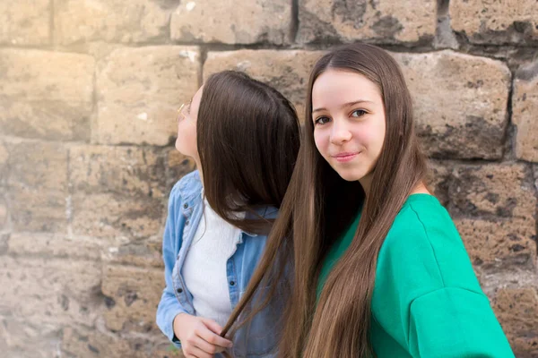 Adolescentes Meninas Divertir Fundo Parede Tijolo Velho — Fotografia de Stock