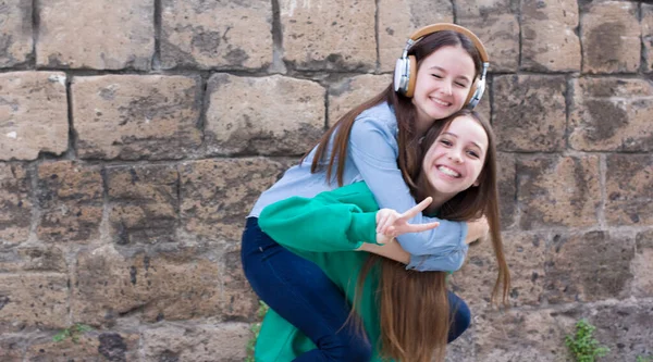 Teen Girls Have Fun Old Brick Wall Background — Stock Photo, Image