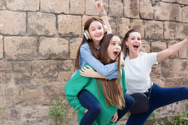 Teen Girls Mother Have Fun Old Brick Wall Background — Stock Photo, Image