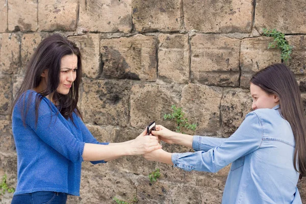 Adolescente Menina Mãe Divertir Fundo Parede Tijolo Velho — Fotografia de Stock