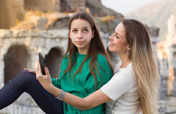 Mãe Filha Adolescente Tomando Selfie Retrato Smartphone Cidade — Fotografia de Stock