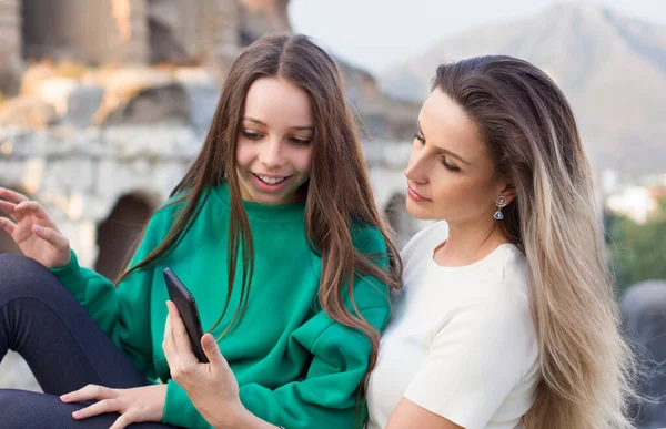 Mãe Filha Adolescente Tomando Selfie Retrato Smartphone Cidade — Fotografia de Stock