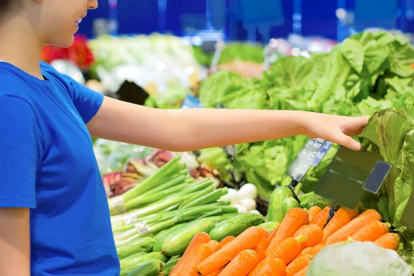 Teen Girl Tägliche Produkte Supermarkt Lesen Von Produktinformationen Konzept Der — Stockfoto