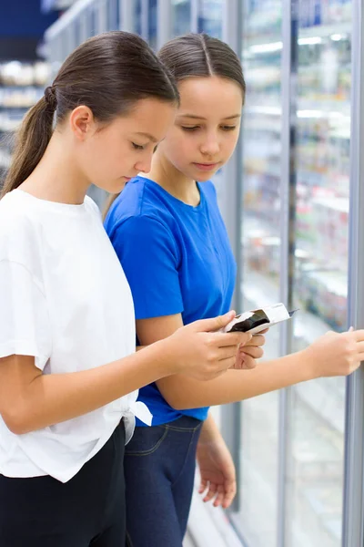 Adolescentes Escolhendo Produtos Diários Supermercado Informações Sobre Produto Leitura Conceito — Fotografia de Stock