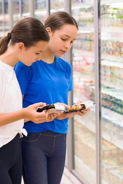 Adolescentes Escolhendo Produtos Diários Supermercado Informações Sobre Produto Leitura Conceito — Fotografia de Stock