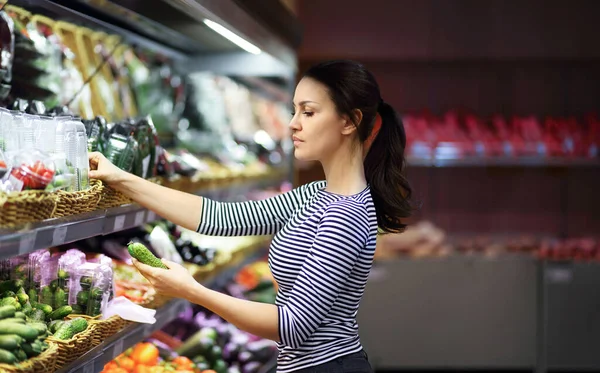 Kobieta Wybierająca Codzienne Produkty Supermarkecie Czytanie Informacji Produktach Pojęcie Świadomego — Zdjęcie stockowe