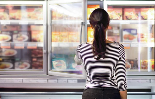 Frau Wählt Produkte Des Täglichen Bedarfs Supermarkt Lesen Von Produktinformationen — Stockfoto