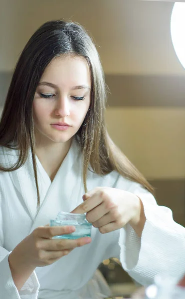 Vrouw Schoonheid Mooi Jong Kaukasisch Vrouw Aanbrengen Crème Gezicht Badkamer — Stockfoto