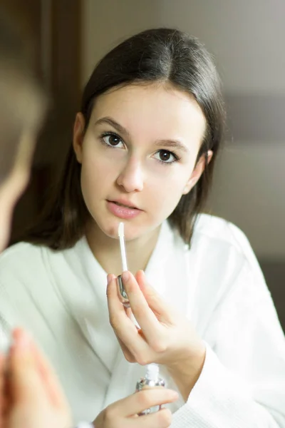 Vrouwelijke Schoonheid Mooie Jonge Vrouw Aanbrengen Crème Het Gezicht Badkamer — Stockfoto