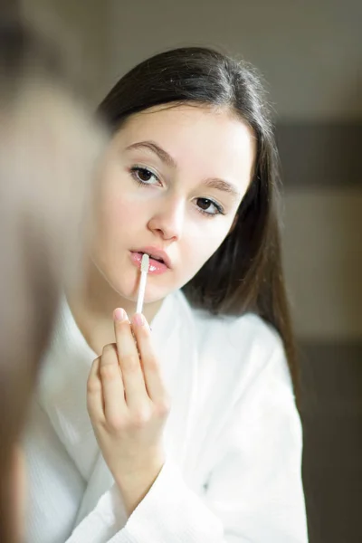 Vrouwelijke Schoonheid Mooie Jonge Vrouw Aanbrengen Crème Het Gezicht Badkamer — Stockfoto
