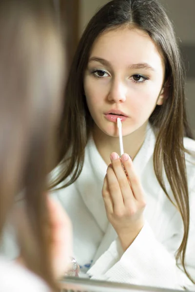 Vrouwelijke Schoonheid Mooie Jonge Vrouw Aanbrengen Crème Het Gezicht Badkamer — Stockfoto