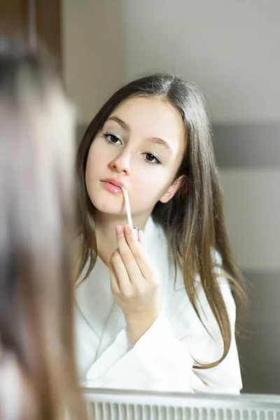 Beleza Feminina Bela Jovem Aplicando Creme Rosto Banheiro Casa Tennage — Fotografia de Stock