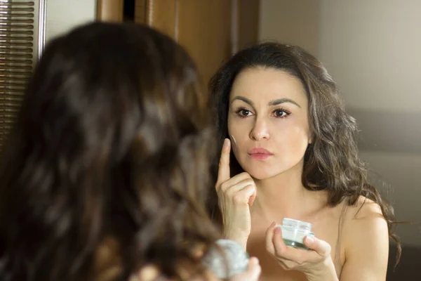 Vrouw Schoonheid Mooi Jong Kaukasisch Vrouw Aanbrengen Crème Gezicht Badkamer — Stockfoto