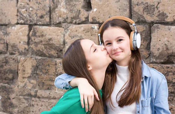 Teen Ragazze Divertirsi Vecchio Muro Mattoni Sfondo — Foto Stock