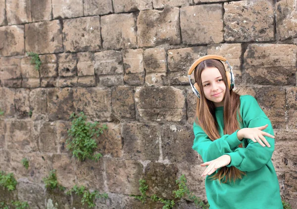 Jovem Moda Bela Hipster Menina Posando Rua Perto Parede Tijolo — Fotografia de Stock