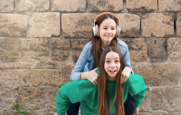 Teen Mädchen Haben Spaß Bei Alt Ziegelwand Hintergrund — Stockfoto