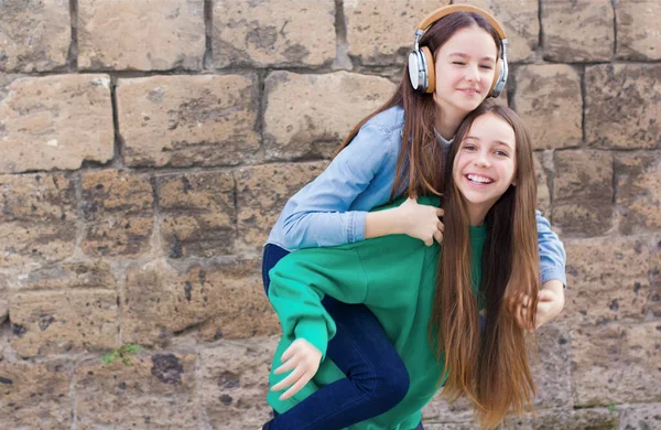 Adolescentes Meninas Divertir Fundo Parede Tijolo Velho — Fotografia de Stock