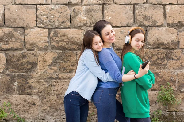 Teen Mädchen Und Mutter Haben Spaß Bei Alt Ziegelwand Hintergrund — Stockfoto