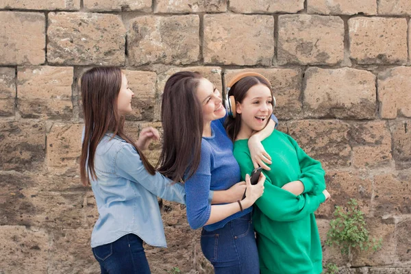Teen Girls Mother Have Fun Old Brick Wall Background — Stock Photo, Image