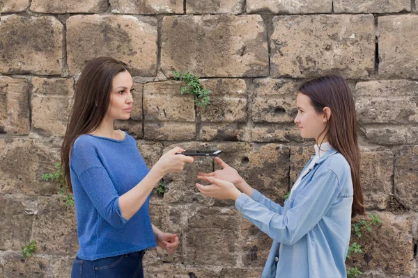 Teen Ragazza Madre Divertirsi Vecchio Muro Mattoni Sfondo — Foto Stock