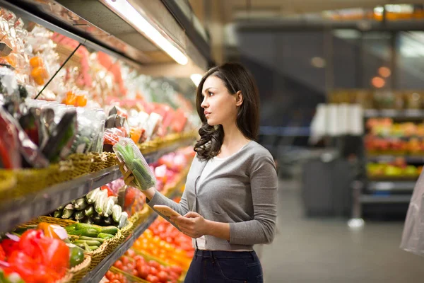 슈퍼마켓에서 제품을 선택하는 정보읽기 음식의 의식적 선택에 — 스톡 사진