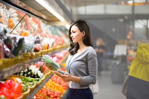 Frau Wählt Produkte Des Täglichen Bedarfs Supermarkt Lesen Von Produktinformationen — Stockfoto