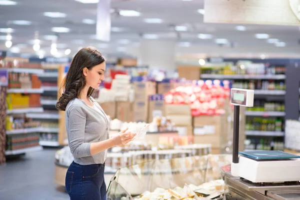 Mulher Escolhendo Produtos Diários Supermercado Informações Sobre Produto Leitura Conceito — Fotografia de Stock