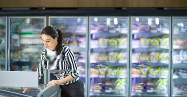 Frau Wählt Produkte Des Täglichen Bedarfs Supermarkt Lesen Von Produktinformationen — Stockfoto