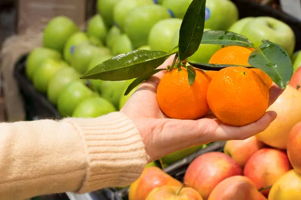 Жіноча Рука Вибирає Лінії Супермаркеті Концепція Здорової Їжі Біо Вегетаріанська — стокове фото