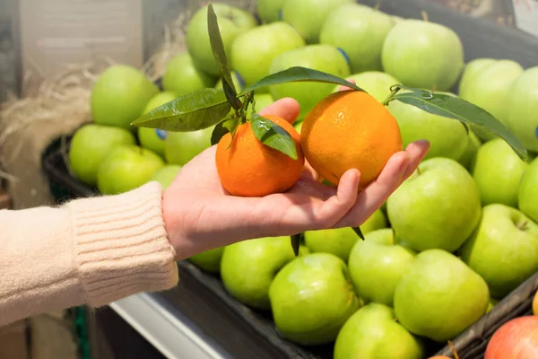 Kobieca Ręka Wybiera Tageriny Supermarkecie Pojęcie Zdrowej Żywności Bio Wegetariańskie — Zdjęcie stockowe