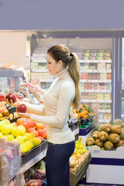 Frau Wählt Produkte Des Täglichen Bedarfs Supermarkt Lesen Von Produktinformationen — Stockfoto