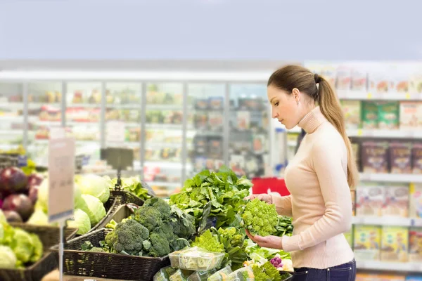 Frau Wählt Produkte Des Täglichen Bedarfs Supermarkt Lesen Von Produktinformationen — Stockfoto