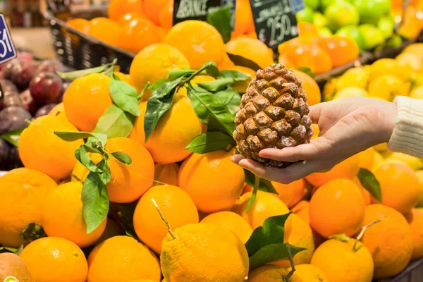 Жіноча Рука Вибирає Сосновий Конус Супермаркеті Концепція Здорової Їжі Біо — стокове фото