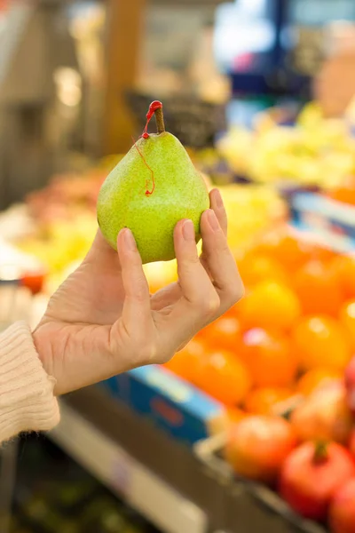 Kobieta Wybiera Gruszkę Supermarkecie Pojęcie Zdrowej Żywności Bio Wegetariańskie Dieta — Zdjęcie stockowe