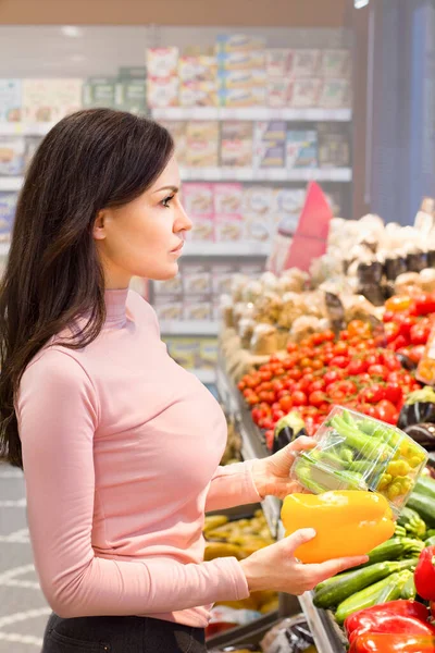 슈퍼마켓에서 제품을 선택하는 정보읽기 음식의 의식적 선택에 — 스톡 사진